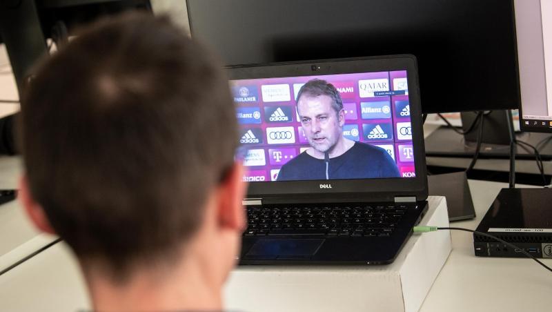 Ein Journalist verfolgt auf einem Laptop eine Video-Konferenz mit Hansi Flick vom FC Bayern München. Foto: Matthias Balk/dpa Ein Journalist verfolgt auf einem Laptop eine Video-Konferenz mit Hansi Flick vom FC Bayern München. Foto: Matthias Balk/dpa