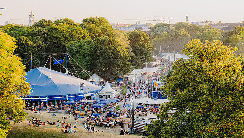 Täglich Live-Musik im Andechser Zelt – bei freiem Eintritt. Täglich Live-Musik im Andechser Zelt – bei freiem Eintritt.
