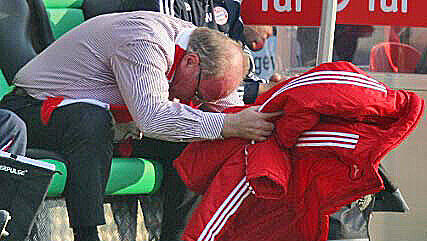 Da war Uli Hoeneß bedient: Huszti schlenzte einen Freistoß mit links über die Mauer der Bayern ins Netz - das 0:1 bedeutete die zweite Niederlage unter Trainer Jürgen Klinsmann in der Bundesliga. Da war Uli Hoeneß bedient: Huszti schlenzte einen Freistoß mit links über die Mauer der Bayern ins Netz - das 0:1 bedeutete die zweite Niederlage unter Trainer Jürgen Klinsmann in der Bundesliga.