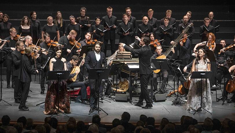 Kate Lindsey (Dido), Konstantin Krimmel (Aeneas) und Nuria Rial (Belinda) Kate Lindsey (Dido), Konstantin Krimmel (Aeneas) und Nuria Rial (Belinda)