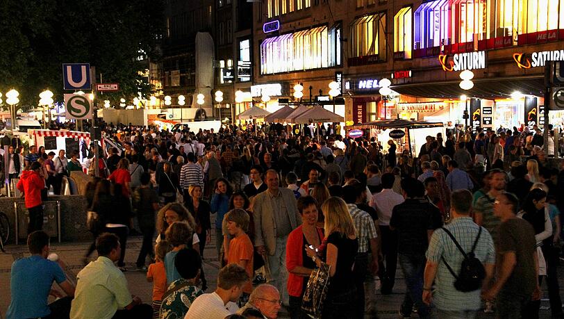 Rappelvoll dürfte es auch heuer wieder werden: Bei der Shopping-Nacht geht es dieses Jahr italienisch zu, mit passender Musik, Kunst und Schmankerln. Rappelvoll dürfte es auch heuer wieder werden: Bei der Shopping-Nacht geht es dieses Jahr italienisch zu, mit passender Musik, Kunst und Schmankerln.