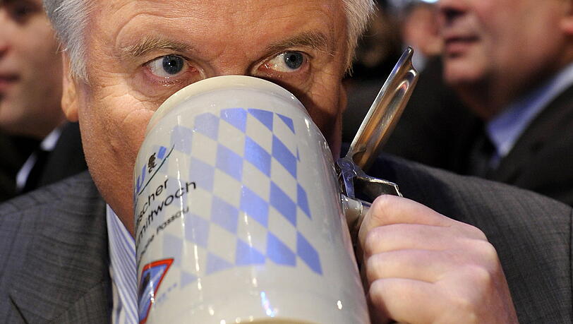 Prost: Horst Seehofer in der Dreiländerhalle in Passau. Prost: Horst Seehofer in der Dreiländerhalle in Passau.