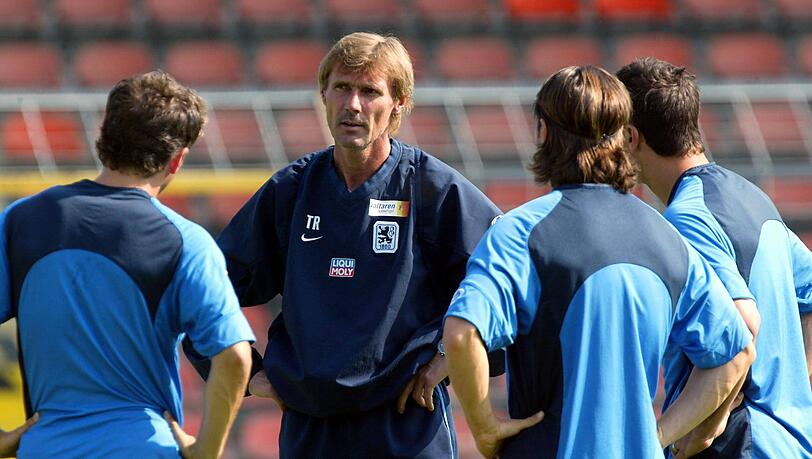 August 2004: Der damalige 1860-Trainer Rudi Bommer im Kreise seiner Führungsspieler Roman Tyce, Karlheinz Pflipsen und Paul Agostino. August 2004: Der damalige 1860-Trainer Rudi Bommer im Kreise seiner Führungsspieler Roman Tyce, Karlheinz Pflipsen und Paul Agostino.