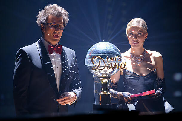 2016 ging der "Let's Dance"-Pokal an Victoria Swarovski. Inzwischen moderiert sie das Format an der Seite von Daniel Hartwich. 2016 ging der "Let's Dance"-Pokal an Victoria Swarovski. Inzwischen moderiert sie das Format an der Seite von Daniel Hartwich.