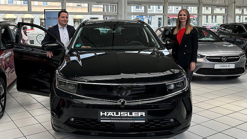 Opel Verkaufsleiter Michael Kranz und Junior-Verkäuferin Julia Lange beraten gern persönlich zum neuen Opel Grandland. Opel Verkaufsleiter Michael Kranz und Junior-Verkäuferin Julia Lange beraten gern persönlich zum neuen Opel Grandland.