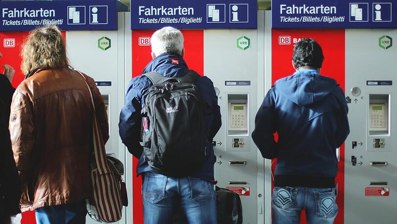 Dortmund: Reisende stehen im Hauptbahnhof an Fahrkartenautomaten. Die Deutsche Bahn veröffentlicht am 04.10.2018 neue Fahrpreise und neue Verbindungen für den Fahrplan 2019. Dortmund: Reisende stehen im Hauptbahnhof an Fahrkartenautomaten. Die Deutsche Bahn veröffentlicht am 04.10.2018 neue Fahrpreise und neue Verbindungen für den Fahrplan 2019.