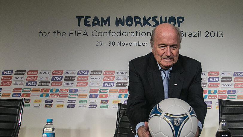 Ach, wenn es doch die Weltkugel wäre... Sepp Blatter mit Fußball Ach, wenn es doch die Weltkugel wäre... Sepp Blatter mit Fußball