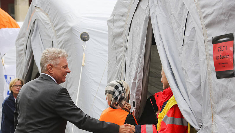 „Ich kenne meine Münchner“: Dieter Reiter mit Helfern und Flüchtlingen am Hauptbahnhof. „Ich kenne meine Münchner“: Dieter Reiter mit Helfern und Flüchtlingen am Hauptbahnhof.