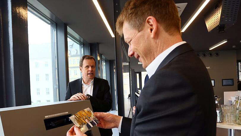 Der Bahn-Chef auf Erkundungstour im Stammstrecken-Infozentrum. Der Bahn-Chef auf Erkundungstour im Stammstrecken-Infozentrum.