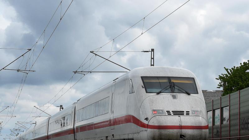 Zur Beschleunigung des Bahnverkehrs zwischen dem Ruhrgebiet und Berlin ist eine neue ICE-Trasse für Tempo 300 zwischen Hannover und Bielefeld in der Planung. Zur Beschleunigung des Bahnverkehrs zwischen dem Ruhrgebiet und Berlin ist eine neue ICE-Trasse für Tempo 300 zwischen Hannover und Bielefeld in der Planung.