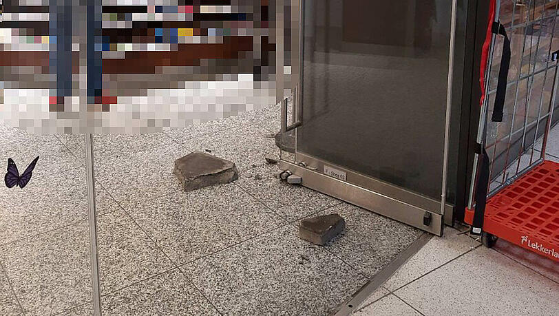 Hauptbahnhof: Ein Mann versucht, eine Kassiererin mit einer Gehwegplatte zu beschmeißen. Hauptbahnhof: Ein Mann versucht, eine Kassiererin mit einer Gehwegplatte zu beschmeißen.