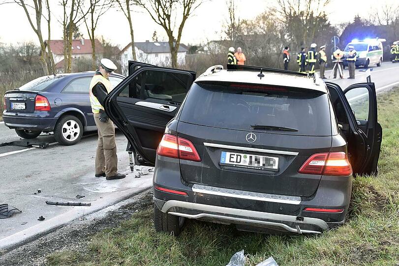 Bei dem schweren Unfall kam der Fahrer des Astra mit schweren Verletzungen ins Krankenhaus.