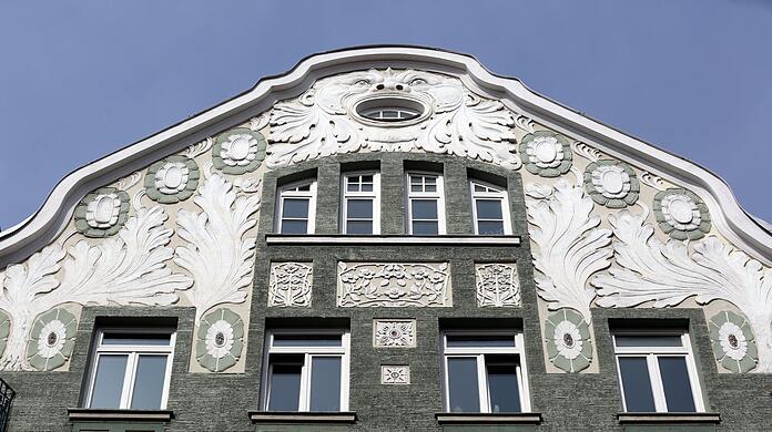 Was für ein Prachtgiebel - entdeckt in der Elsässer Straße. Was für ein Prachtgiebel - entdeckt in der Elsässer Straße.