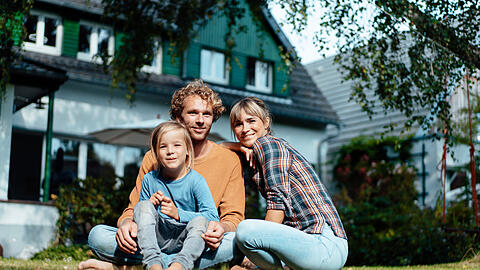 Die eigenen vier Wände mit Garten - gerade jetzt suchen viele Menschen einen Ausweg aus dem Mietmarkt. Die eigenen vier Wände mit Garten - gerade jetzt suchen viele Menschen einen Ausweg aus dem Mietmarkt.