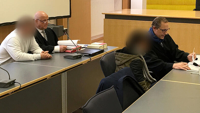 Die wegen versuchten Mordes durch Unterlassen angeklagten Eltern eines fünfjährigen Jungen sitzen am Mittwoch im Landgericht Regensburg neben ihren Anwälten. Die wegen versuchten Mordes durch Unterlassen angeklagten Eltern eines fünfjährigen Jungen sitzen am Mittwoch im Landgericht Regensburg neben ihren Anwälten.