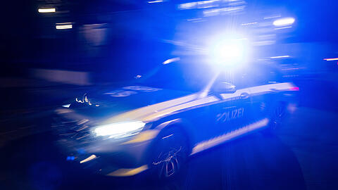 Die Polizei fahndet nach einem bewaffneten Mann, der in Unterhaching eine Tankstelle ausgeraubt hat. (Symbolbild) Die Polizei fahndet nach einem bewaffneten Mann, der in Unterhaching eine Tankstelle ausgeraubt hat. (Symbolbild)