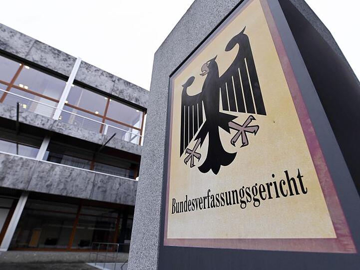 Hinweisschild mit Bundesadler und dem Schriftzug Bundesverfassungsgericht vor dem Gerichtsgebäude. Foto: Uli Deck/dpa/Archivbild