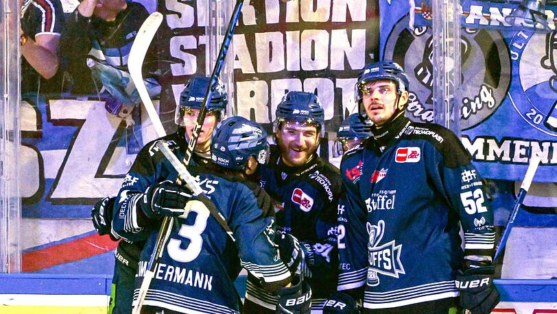 Die Mannschaft der Straubing Tigers jubelt nach dem Treffer zum 3:1. Die Mannschaft der Straubing Tigers jubelt nach dem Treffer zum 3:1.