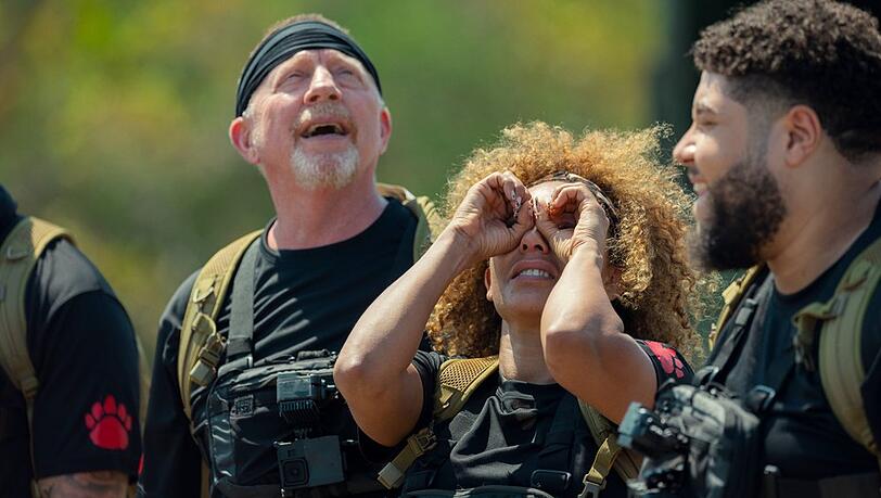 Boris Becker und Mel B in der Netflix-Serie "Bear Hunt - Die Promi-Jagd". Boris Becker und Mel B in der Netflix-Serie "Bear Hunt - Die Promi-Jagd".