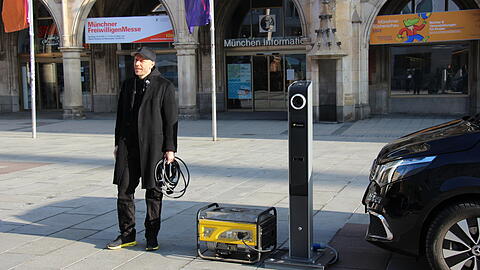 Constantin Schwaab am frühen Morgen des 5. März am Marienplatz, kurz bevor er den Benzingenerator anschmiss, um den Elektro-Van zu laden. Constantin Schwaab am frühen Morgen des 5. März am Marienplatz, kurz bevor er den Benzingenerator anschmiss, um den Elektro-Van zu laden.