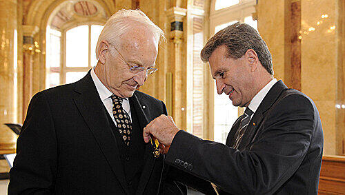 Der baden-württembergische Ministerpräsident Günther Oettinger (CDU, r) überreicht am Samstag (31.10.2009) im Neuen Schloss in Stuttgart den Verdienstorden des Landes Baden-Württemberg an den ehemaligen bayerischen Ministerpräsidenten Edmund Stoiber (CSU). Der baden-württembergische Ministerpräsident Günther Oettinger (CDU, r) überreicht am Samstag (31.10.2009) im Neuen Schloss in Stuttgart den Verdienstorden des Landes Baden-Württemberg an den ehemaligen bayerischen Ministerpräsidenten Edmund Stoiber (CSU).