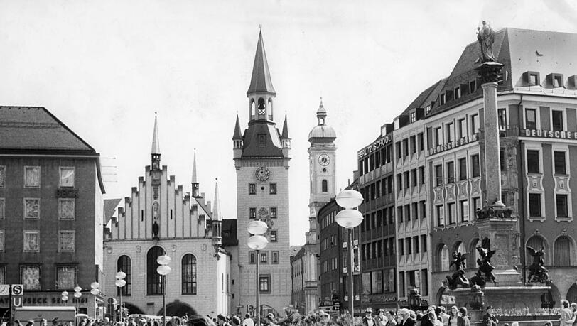München ist der Treffpunkt der Jugend der Welt. Fröhliche Hippies im Englischen Garten und Flaneure am Marienplatz. München ist der Treffpunkt der Jugend der Welt. Fröhliche Hippies im Englischen Garten und Flaneure am Marienplatz.