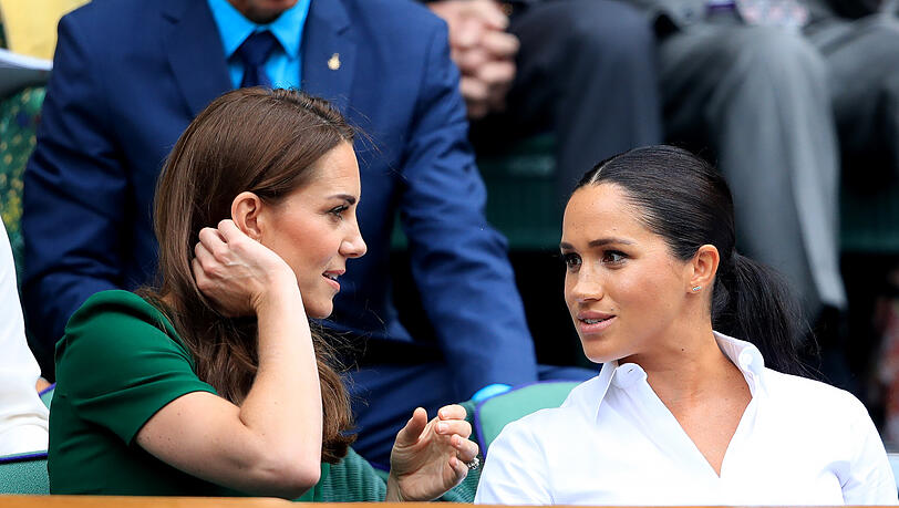 Herzogin Kate und Herzogin Meghan bei einem Match in Wimbledon im Jahr 2019. Herzogin Kate und Herzogin Meghan bei einem Match in Wimbledon im Jahr 2019.