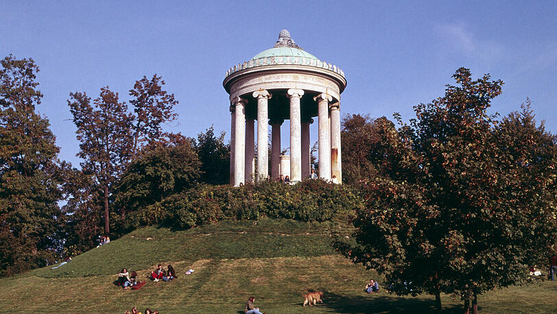 Der Englische Garten, München in den 1970er-Jahren. Auf dem Bild sieht noch alles nach Idylle aus. Ganz anders in unserem Archivbild unten. Der Englische Garten, München in den 1970er-Jahren. Auf dem Bild sieht noch alles nach Idylle aus. Ganz anders in unserem Archivbild unten.
