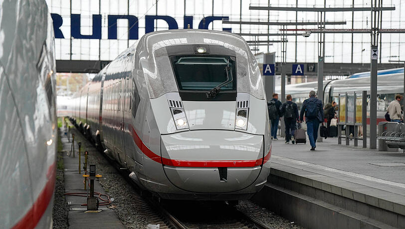 Am Münchner Hauptbahnhof und vielen weiteren Bahnhöfen und Zügen bundesweit wird es um 15 Uhr eine Schweigeminute für den getöteten Bahn-Mitarbeiter geben. (Archivbild) Am Münchner Hauptbahnhof und vielen weiteren Bahnhöfen und Zügen bundesweit wird es um 15 Uhr eine Schweigeminute für den getöteten Bahn-Mitarbeiter geben. (Archivbild)