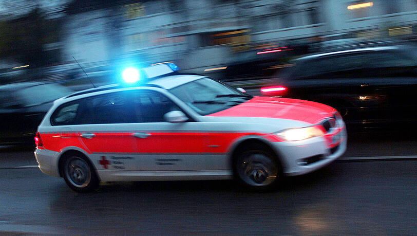 Ein Notarzt musste den Bauarbeiter reanimieren. (Symbolbild) Ein Notarzt musste den Bauarbeiter reanimieren. (Symbolbild)