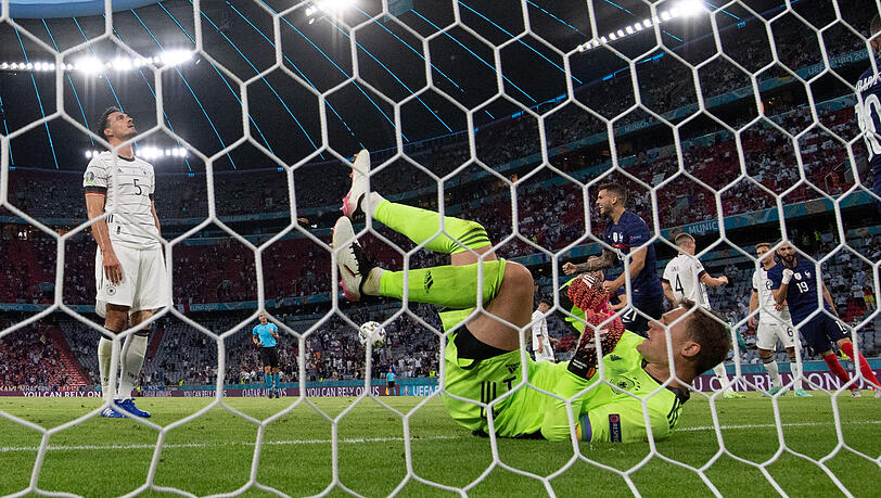 Viel Pech: Das Eigentor von Mats Hummels sorgt für die 0:1-Niederlage gegen Frankreich, Manuel Neuer ist machtlos. Viel Pech: Das Eigentor von Mats Hummels sorgt für die 0:1-Niederlage gegen Frankreich, Manuel Neuer ist machtlos.