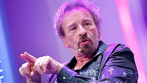 Thomas Gottschalk warnt vor Belastungen durch Luxus. Thomas Gottschalk warnt vor Belastungen durch Luxus.