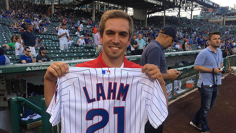 Bayern-Kapitän Philipp Lahm eröffnete im legendären Wrigley's Field mit dem First Pitch das Baseball-Derby zwischen den Chicago Cups und den White Sox. Bayern-Kapitän Philipp Lahm eröffnete im legendären Wrigley's Field mit dem First Pitch das Baseball-Derby zwischen den Chicago Cups und den White Sox.