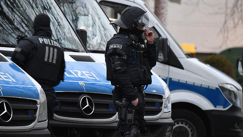 Der Terrorverdächtige soll in Syrien eine Waffenausbildung erhalten haben. Die Polizei nahm ihn bei Nürnberg fest. (Symbolbild) Der Terrorverdächtige soll in Syrien eine Waffenausbildung erhalten haben. Die Polizei nahm ihn bei Nürnberg fest. (Symbolbild)