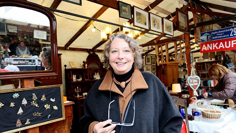 „Liebe zu den schönen Dingen“: Die Dult-Jubilarin Brigitte Deml vor ihrem Stand in der Schatzsuchergasse. „Liebe zu den schönen Dingen“: Die Dult-Jubilarin Brigitte Deml vor ihrem Stand in der Schatzsuchergasse.
