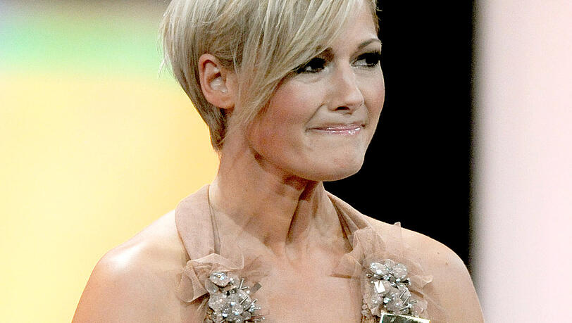 2012 hat Helene Fischer schon einmal eine Goldene Kamera in der Kategorie "Beliebtester deutscher Music-Act" gewonnen. 2012 hat Helene Fischer schon einmal eine Goldene Kamera in der Kategorie "Beliebtester deutscher Music-Act" gewonnen.