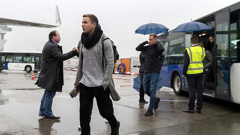 Auf dem Weg zum WM-Qualifikationsspiel gegen San Marino: Mario Götze am Frankfurter Flughafen. Auf dem Weg zum WM-Qualifikationsspiel gegen San Marino: Mario Götze am Frankfurter Flughafen.