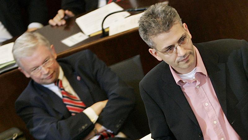 Der Fraktionsvorsitzende der hessischen Grünen/Bündnis 90, Tarek Al-Wazir (r). Hinter ihm Hessens Ministerpräsident Roland Koch. (Archivfoto) Der Fraktionsvorsitzende der hessischen Grünen/Bündnis 90, Tarek Al-Wazir (r). Hinter ihm Hessens Ministerpräsident Roland Koch. (Archivfoto)