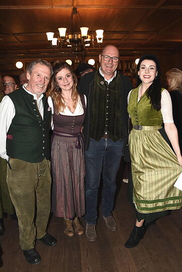 Schauspieler unter sich: (v.l.) Hansi Kraus Sophie Reiml, Bernhard Ulrich und Anita. Schauspieler unter sich: (v.l.) Hansi Kraus Sophie Reiml, Bernhard Ulrich und Anita.