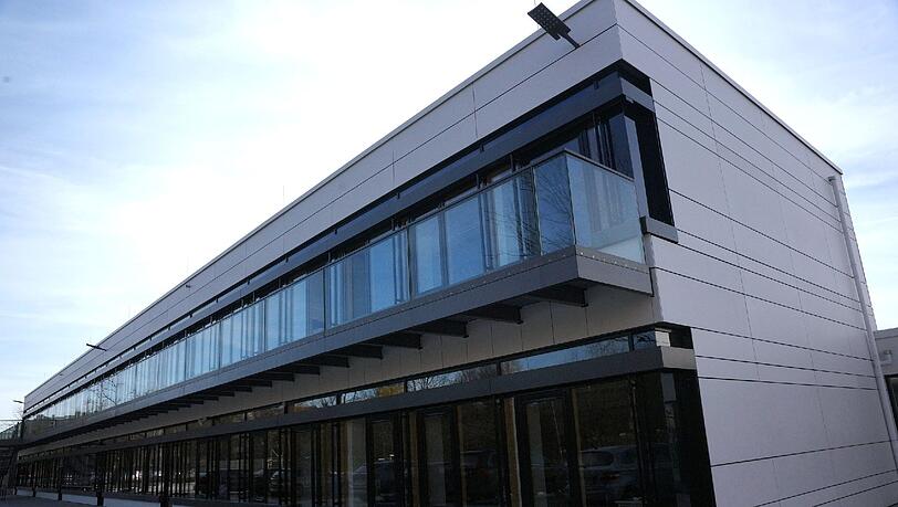 Das in den 1970er Jahren erbaute Gebäude der Städtischen Wilhelm-Röntgen-Realschule an der Klabundstraße 8 ist jetzt schön modern. Das in den 1970er Jahren erbaute Gebäude der Städtischen Wilhelm-Röntgen-Realschule an der Klabundstraße 8 ist jetzt schön modern.