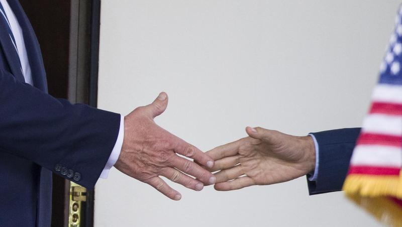 Handshake zwischen US-Präsiden Donald Trump (l.) und dem kanadischen Premier Justin Trudeau. Handshake zwischen US-Präsiden Donald Trump (l.) und dem kanadischen Premier Justin Trudeau.