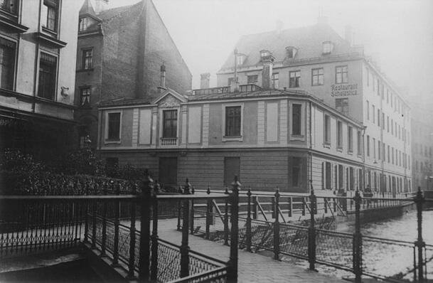 1910 floss in der Sparkassenstraße noch ein Bach. 1910 floss in der Sparkassenstraße noch ein Bach.