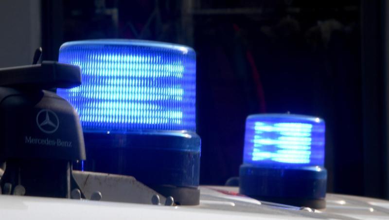 Blaulichter sind auf den Dächern von Polizeifahrzeugen zu sehen. Foto: Carsten Rehder/Archiv Blaulichter sind auf den Dächern von Polizeifahrzeugen zu sehen. Foto: Carsten Rehder/Archiv