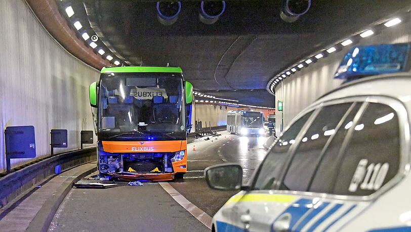 Aus ungeklärter Ursache ist am Freitagabend ein Reisebus im Brudermühltunnel verunglückt. Aus ungeklärter Ursache ist am Freitagabend ein Reisebus im Brudermühltunnel verunglückt.