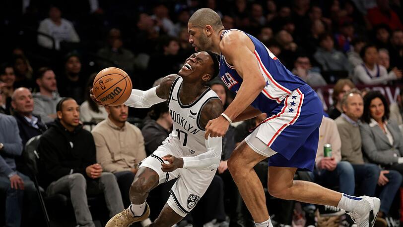 Dennis Schröder (l) kam gegen die 76ers auf 20 Punkte und 8 Vorlagen. Dennis Schröder (l) kam gegen die 76ers auf 20 Punkte und 8 Vorlagen.