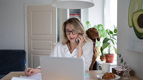 Wer die Möglichkeit hat, geht am Montag erst gar nicht ins Büro, sondern arbeitet von zu Hause aus. Wer die Möglichkeit hat, geht am Montag erst gar nicht ins Büro, sondern arbeitet von zu Hause aus.