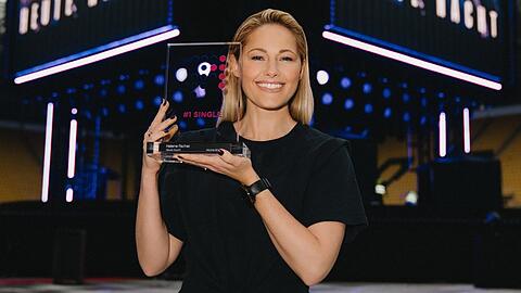 Helene Fischers neue Single schafft es aus dem Stand auf Platz 1 der Charts. Helene Fischers neue Single schafft es aus dem Stand auf Platz 1 der Charts.