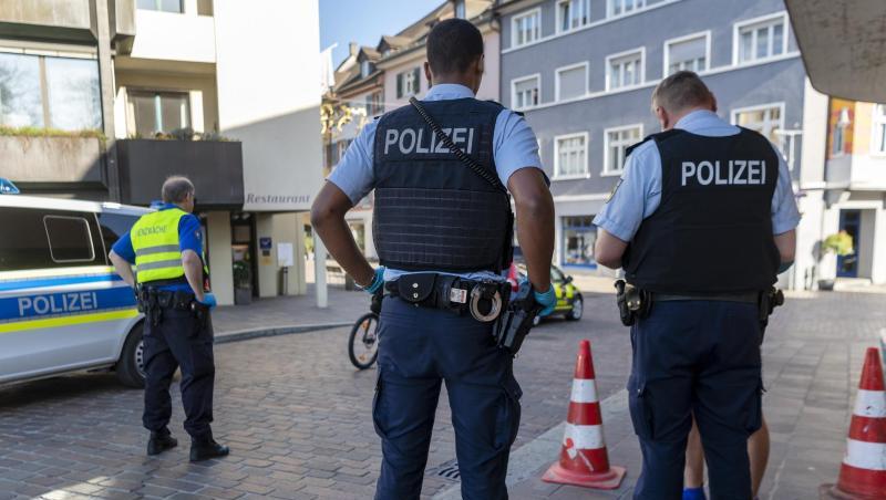 Grenzkontrollen durch deutsche und schweizerischer Beamte am Grenzuebergang in Rheinfelden. Grenzkontrollen durch deutsche und schweizerischer Beamte am Grenzuebergang in Rheinfelden.