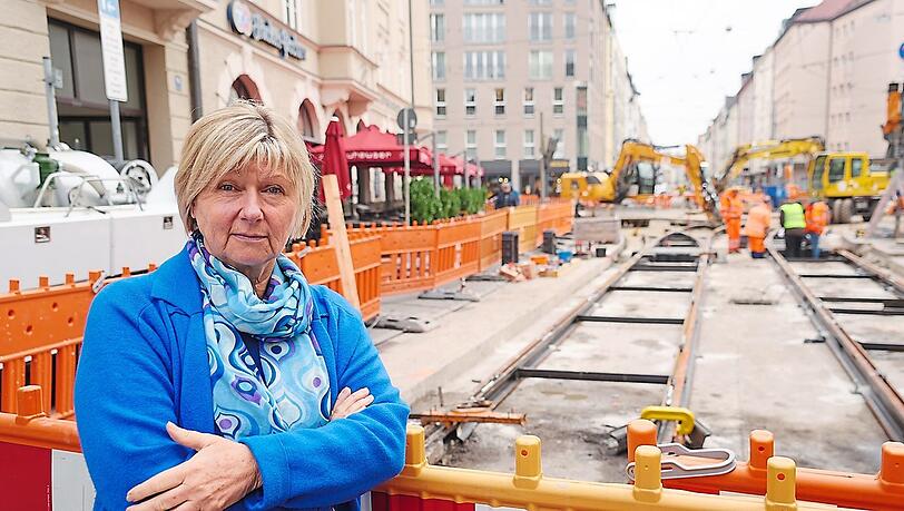 "Nur noch drei Kundinnen statt 30 am Tag, das ist geschäftsschädigend ohne Ende." Monika Wofinger ist mit ihrem Schwabinger Modeladen Parita wegen der Tram-Baustelle abgeschnitten von ihrer Kundschaft. "Nur noch drei Kundinnen statt 30 am Tag, das ist geschäftsschädigend ohne Ende." Monika Wofinger ist mit ihrem Schwabinger Modeladen Parita wegen der Tram-Baustelle abgeschnitten von ihrer Kundschaft.