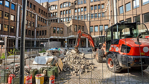 Von wegen "Bau-Turbo": Öffentliche Aufträge – wie hier vor der Münchner Agentur für Arbeit – gibt es viel zu wenige, beklagen bayerische Firmen. Von wegen "Bau-Turbo": Öffentliche Aufträge – wie hier vor der Münchner Agentur für Arbeit – gibt es viel zu wenige, beklagen bayerische Firmen.